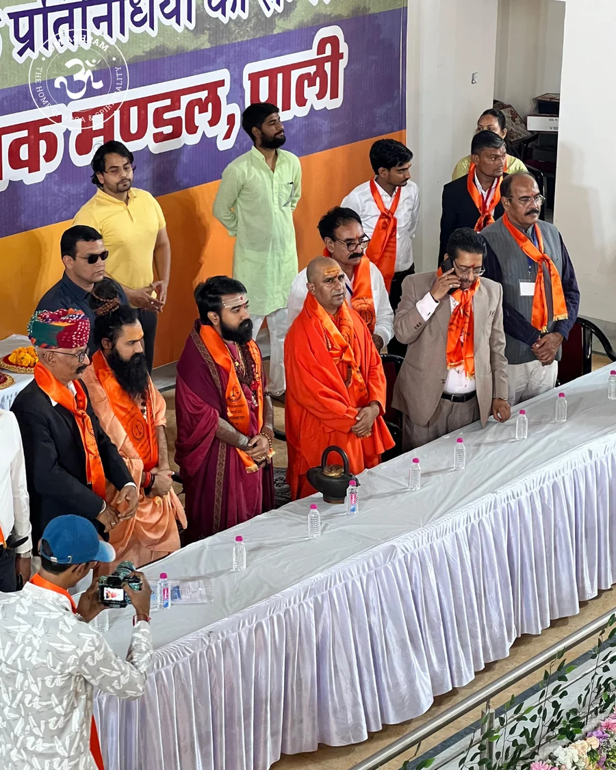 Pujya Swami Avatar Puri Ji Maharaj welcomed by advocates at Jadan OM Ashram.